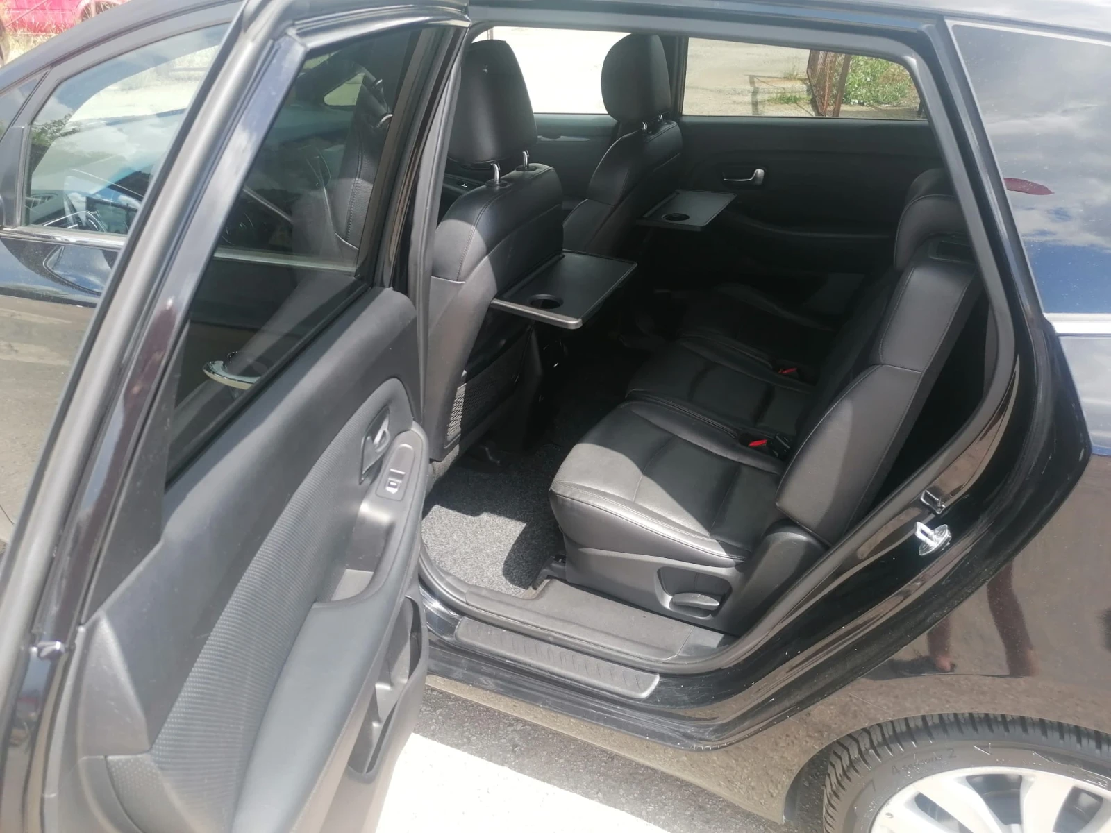 Kia Carens 1.7 CRDi / 7 места / HIGH TECH, снимка 14 - Автомобили и джипове - 55031103