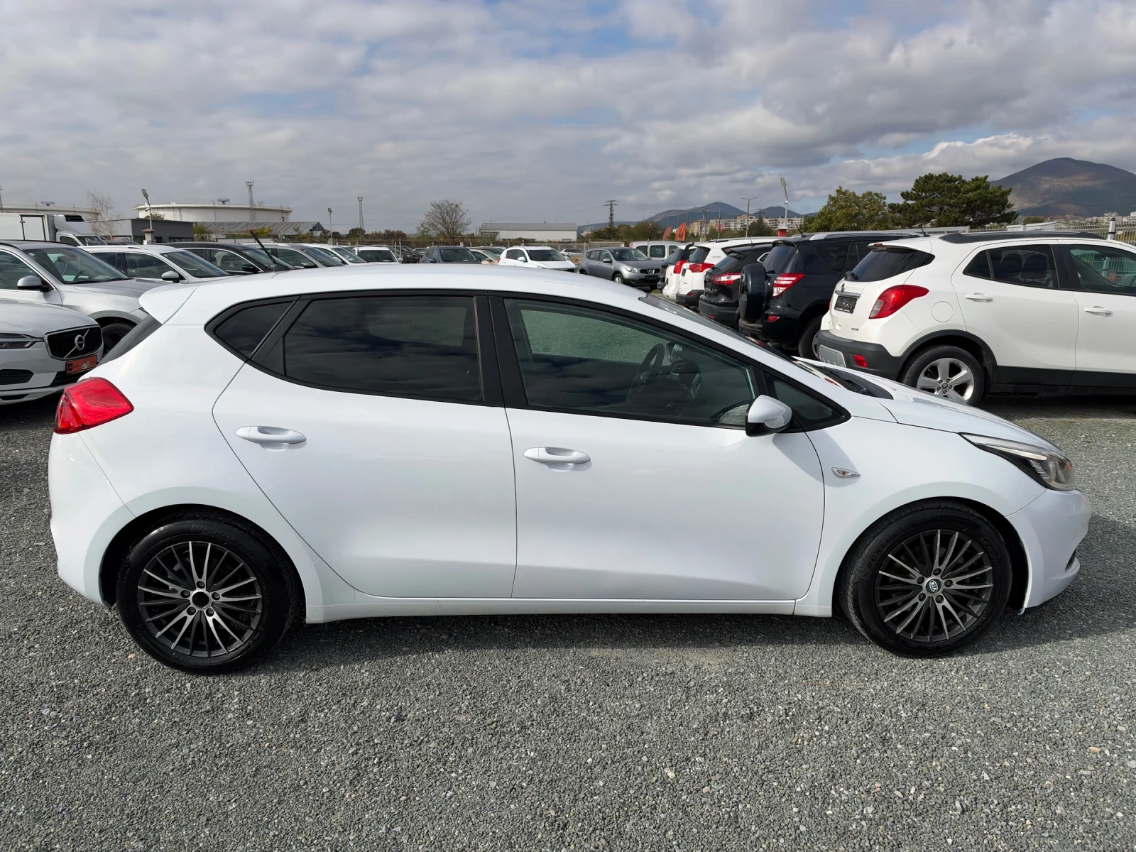 Kia Ceed (KATO НОВА), снимка 4 - Автомобили и джипове - 56632045