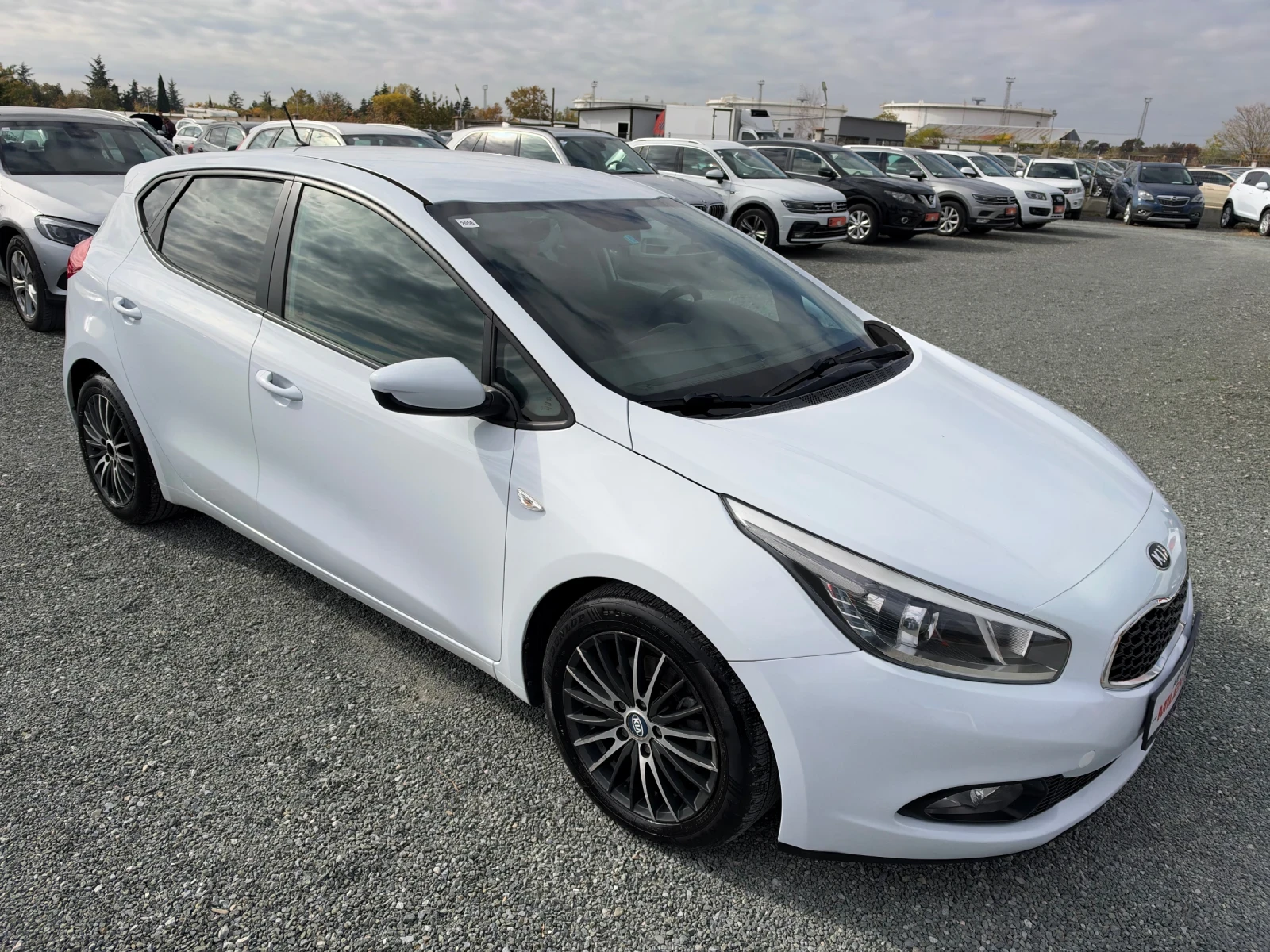 Kia Ceed (KATO НОВА), снимка 3 - Автомобили и джипове - 56632045