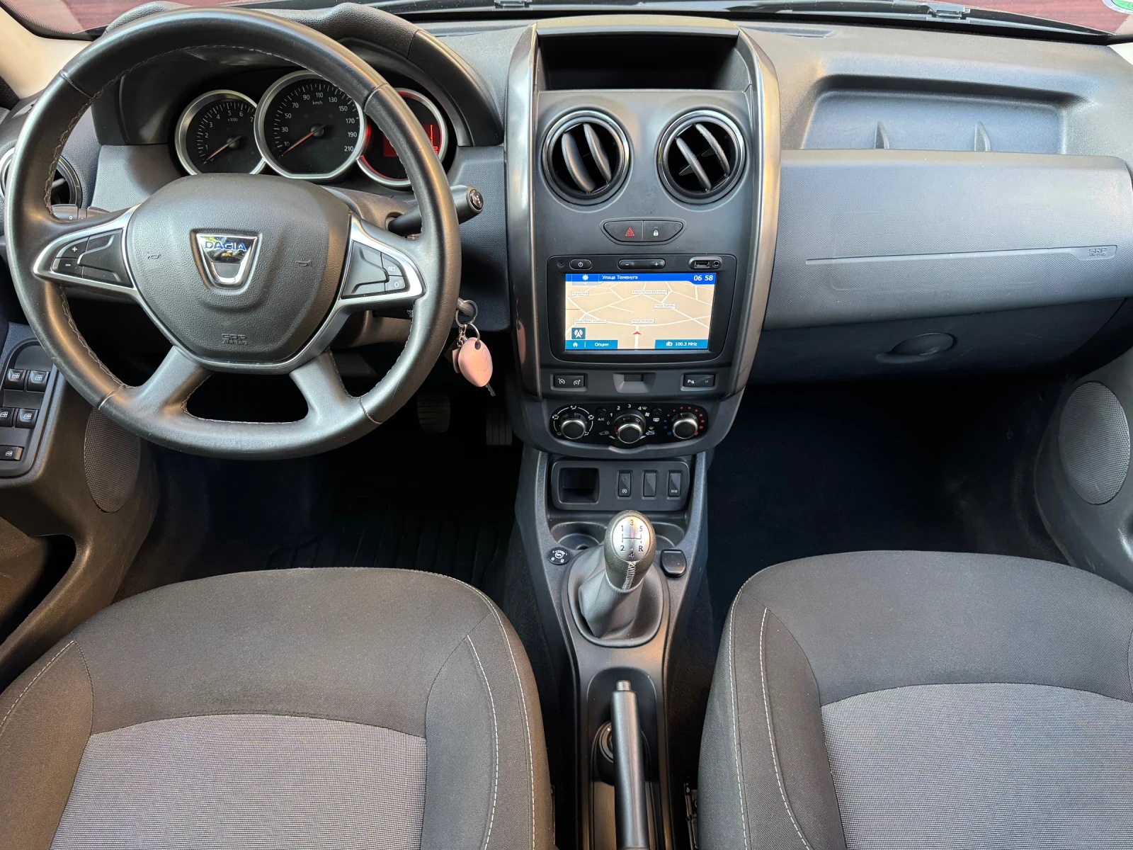 Dacia Duster 1.6i-LPG  Пълна Сервизна История! - изображение 10