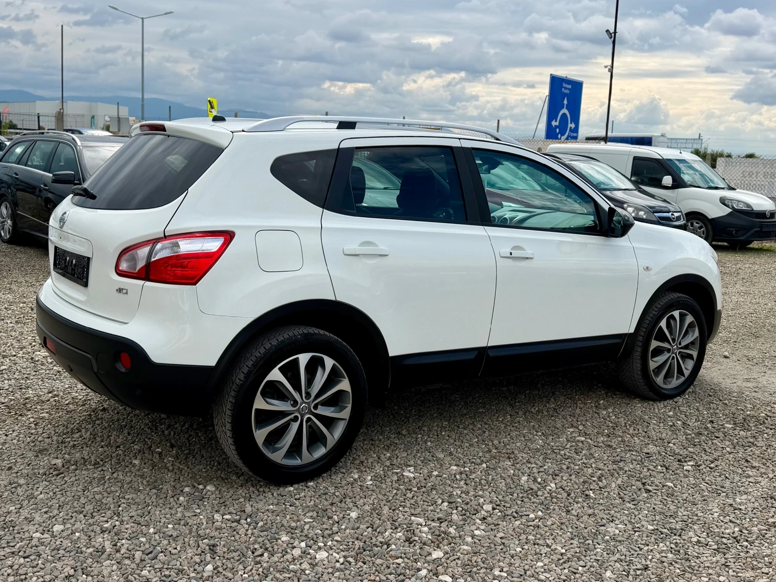 Nissan Qashqai 1.5dCi* N-Tec* BOsE* Keyless-Go* ЛИЗИНГ  * , снимка 4 - Автомобили и джипове - 56277446