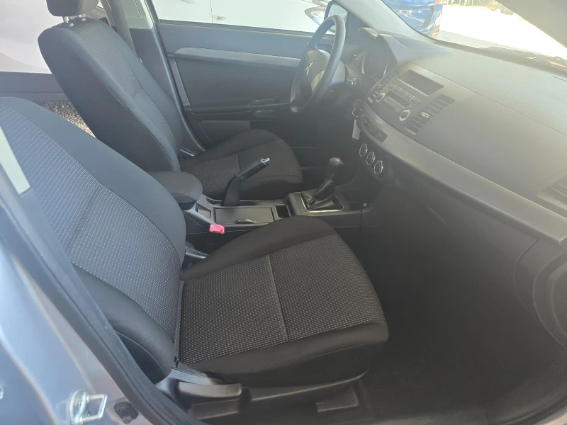 Mitsubishi Lancer 1.5 петфектна, снимка 11 - Автомобили и джипове - 51357731