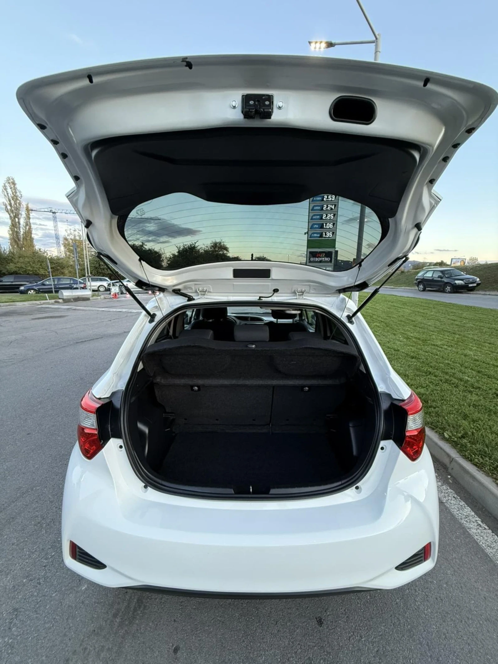 Toyota Yaris HYBRID  | Mobile.bg   13