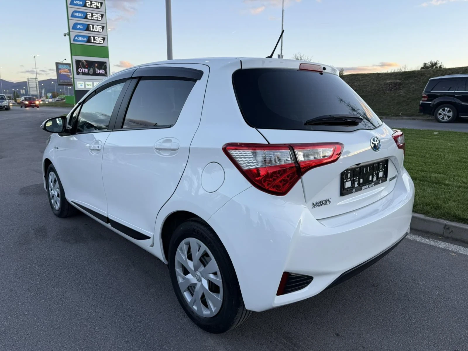Toyota Yaris HYBRID  | Mobile.bg   4