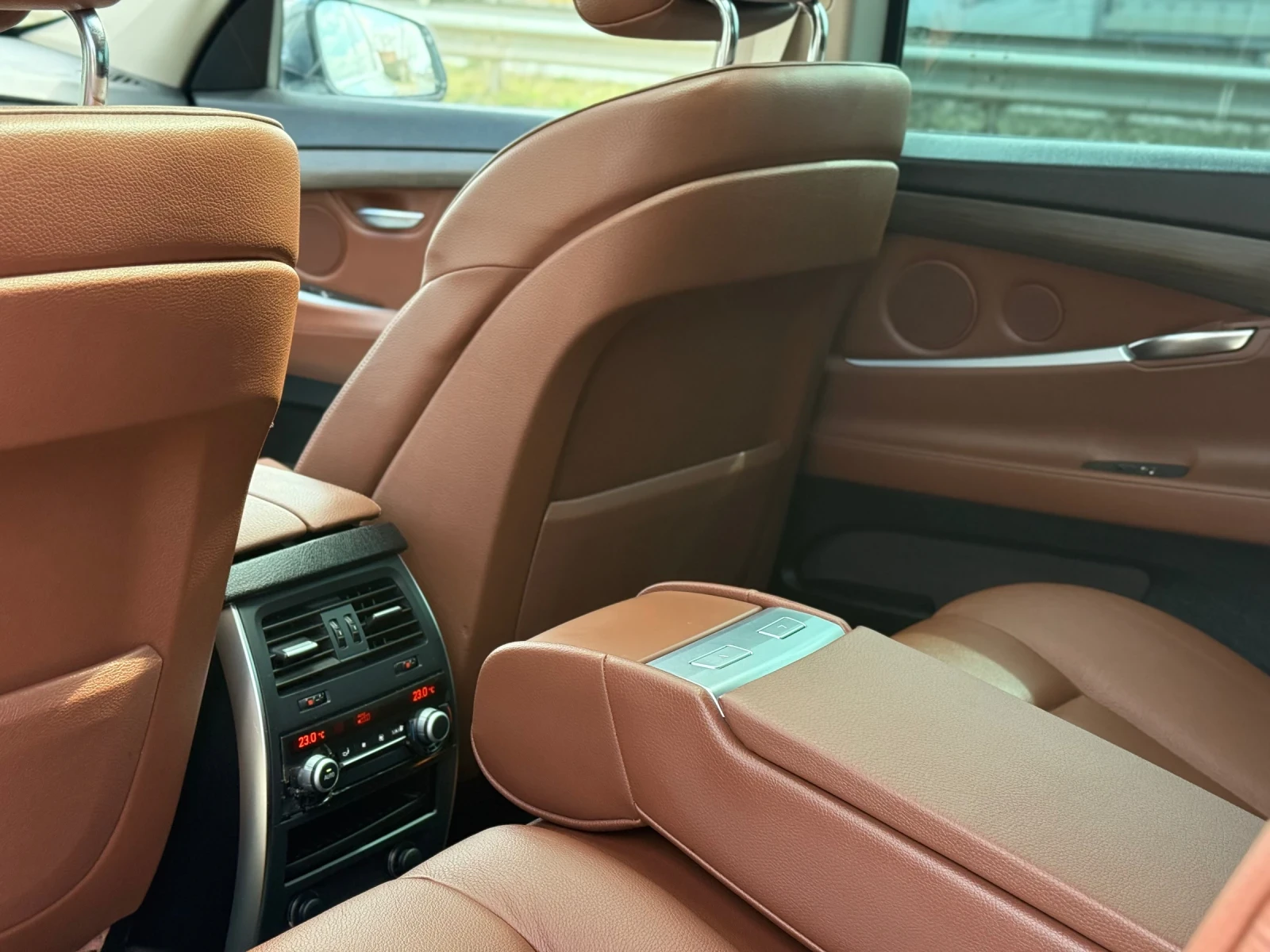 BMW 5 Gran Turismo 3.0xDrive+ 245kc+ BiXenon+ Панорама+ Кожа, снимка 9 - Автомобили и джипове - 53987153