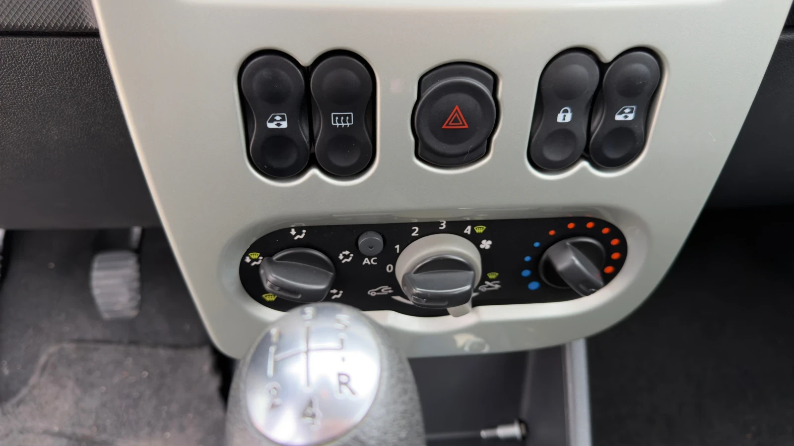 Dacia Logan MCV 1.6 Black Line, снимка 15 - Автомобили и джипове - 54014280