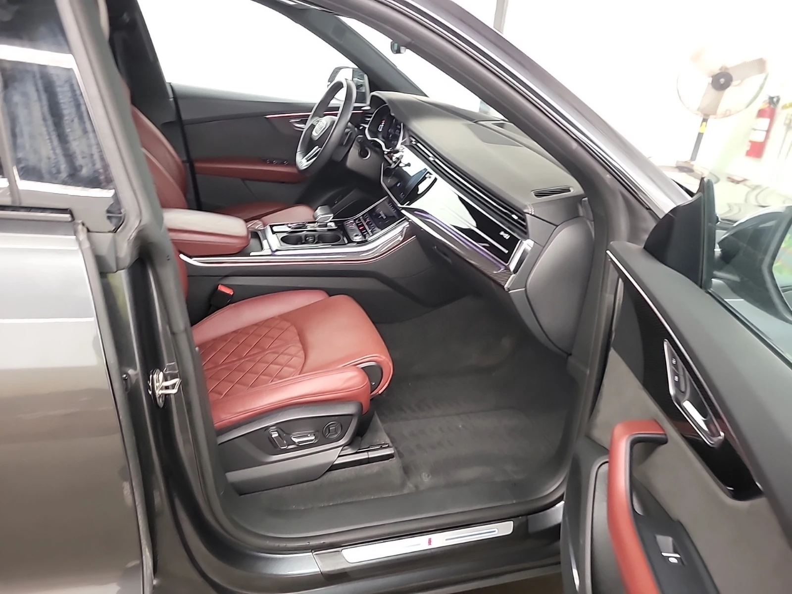 Audi SQ8 * CARFAX * АвтоКредит * Цена до България*  - изображение 9