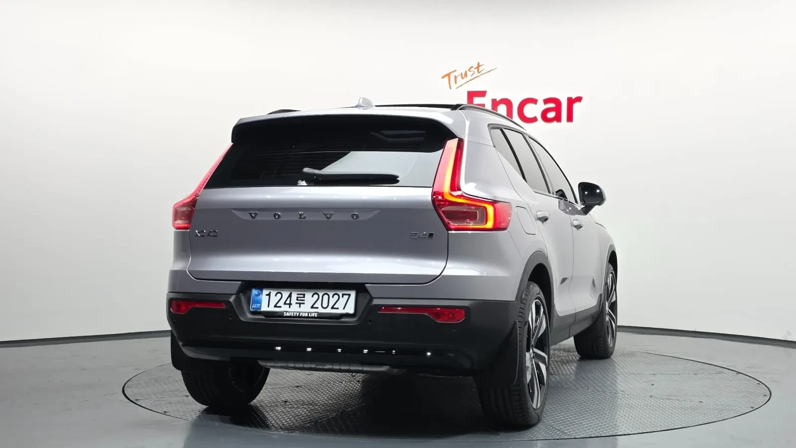 Volvo XC40 * 2.0 B4 Ultra Dark* , снимка 13 - Автомобили и джипове - 55155608