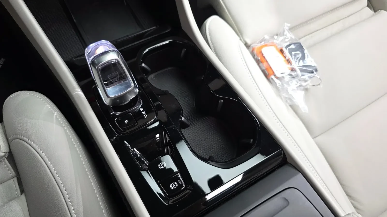 Volvo XC40 * 2.0 B4 Ultra Dark* , снимка 17 - Автомобили и джипове - 55155608