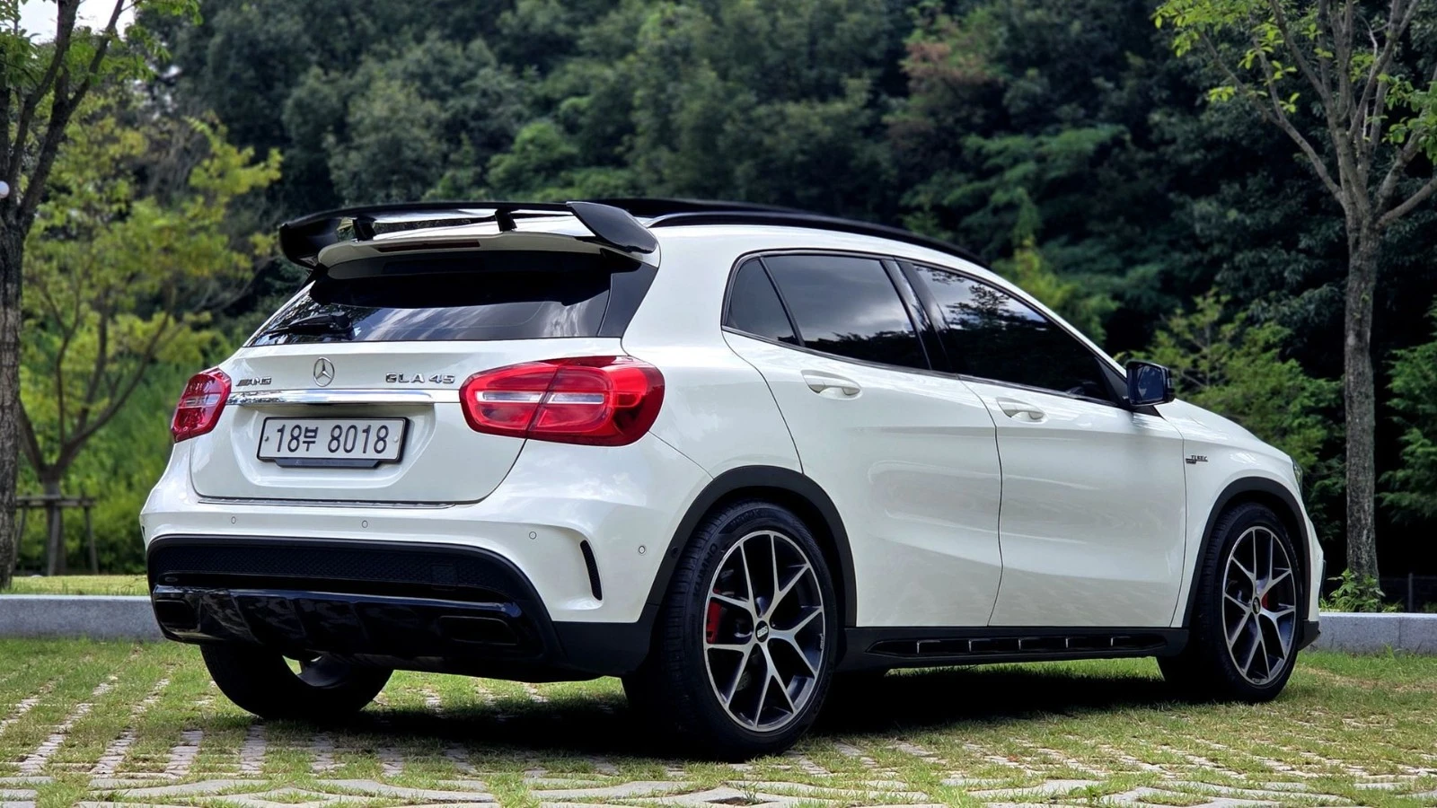 Mercedes-Benz GLA 45 AMG 4MATIC* HUD* КОЖА* НАВИ* ПАНО, снимка 2 - Автомобили и джипове - 55616589