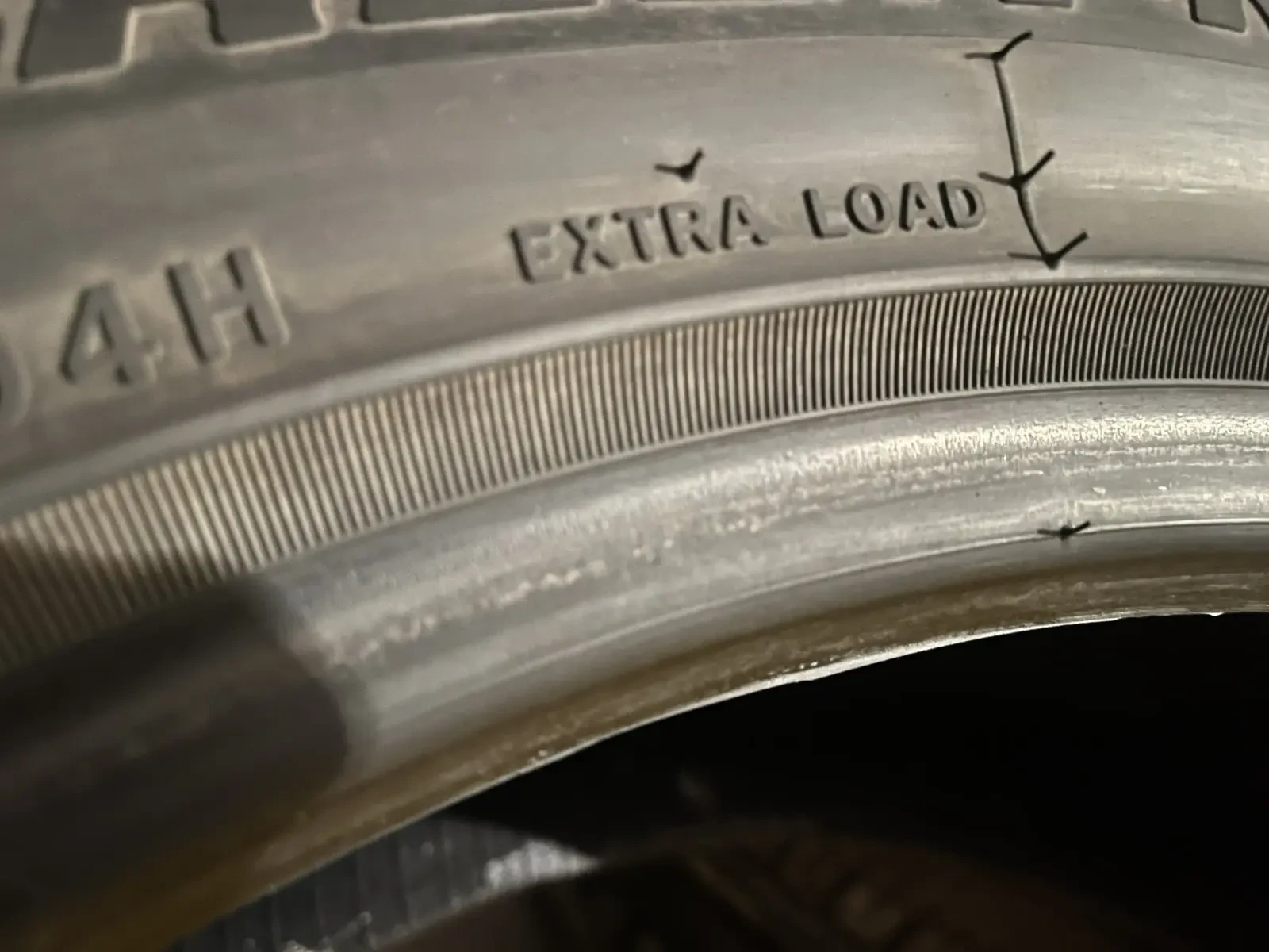 Гуми Зимни 255/45R19, снимка 8 - Гуми и джанти - 56168674