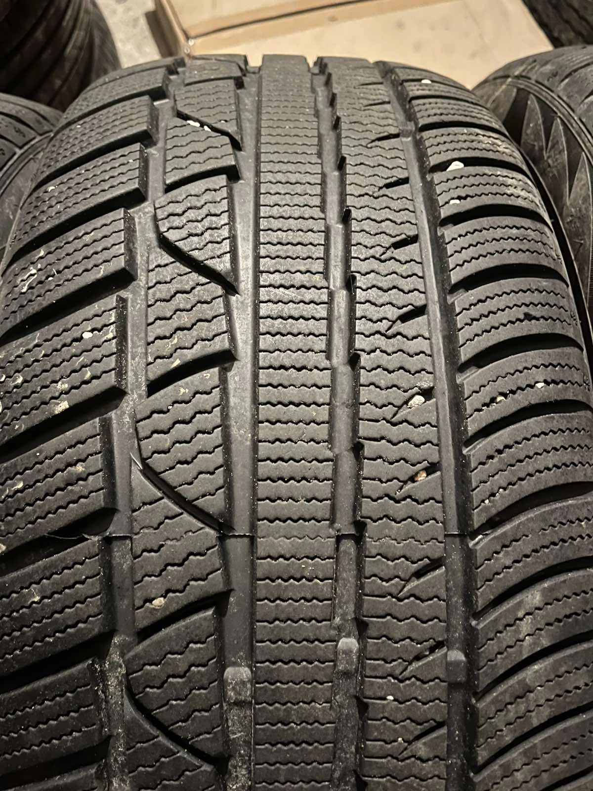 Гуми Зимни 255/45R19, снимка 4 - Гуми и джанти - 56168674
