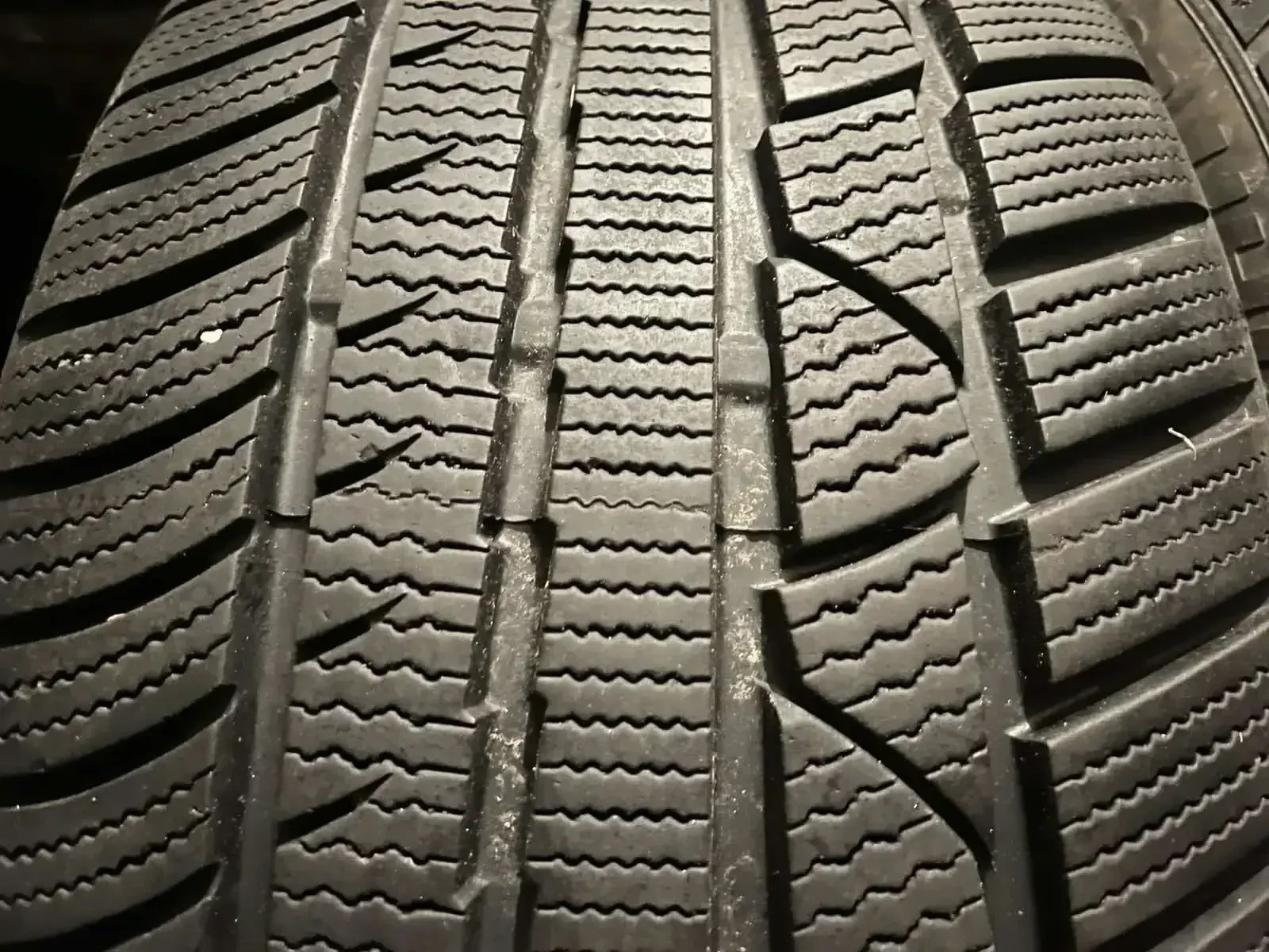 Гуми Зимни 255/45R19, снимка 3 - Гуми и джанти - 56168674