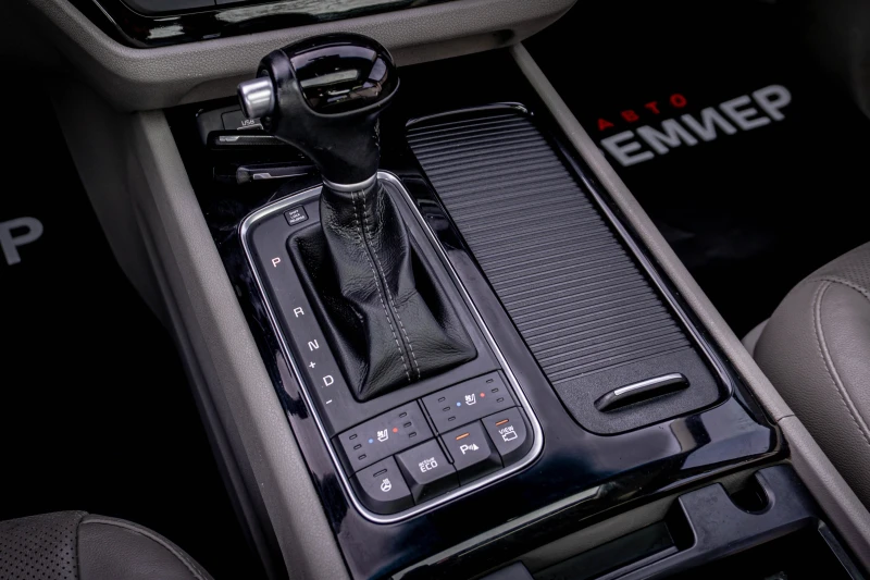 Kia Carnival 2.2CRDI-ТОП-6М.ГАР.РЕАЛНИ КМ., снимка 10 - Автомобили и джипове - 53563494