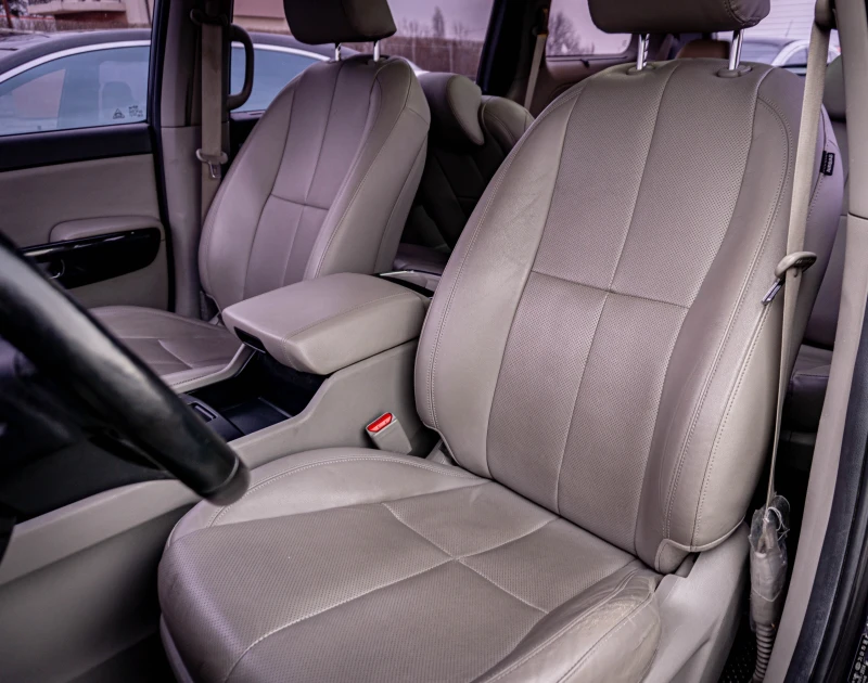 Kia Carnival 2.2CRDI-ТОП-6М.ГАР.РЕАЛНИ КМ., снимка 12 - Автомобили и джипове - 53563494