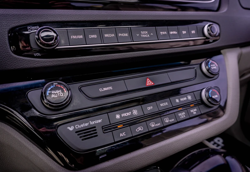 Kia Carnival 2.2CRDI-ТОП-6М.ГАР.РЕАЛНИ КМ., снимка 11 - Автомобили и джипове - 53563494