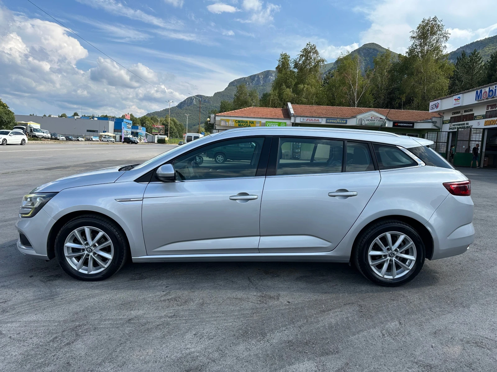 Renault Megane Led* 1.5* 110* Ambient* EURO6b - изображение 8