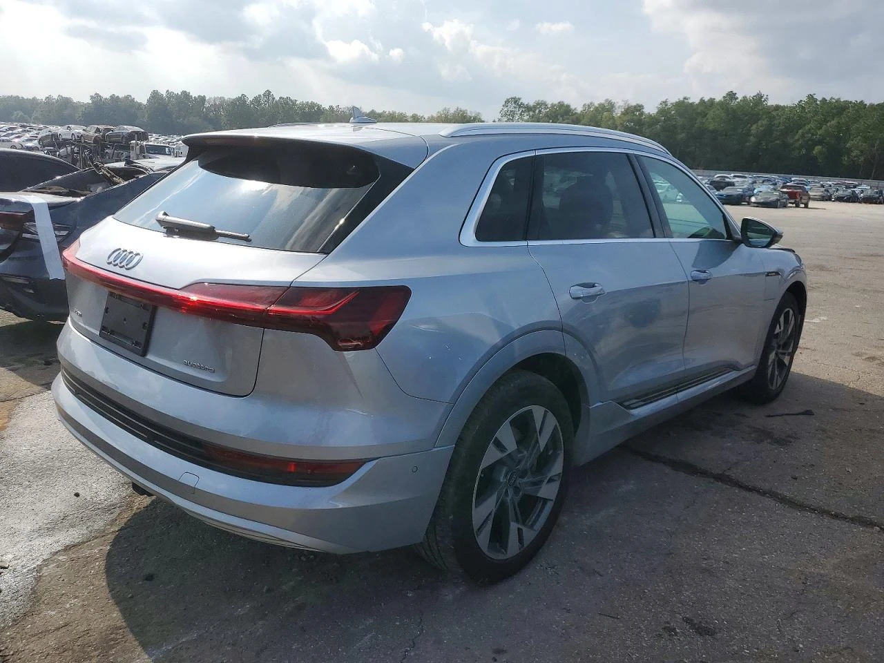 Audi E-Tron Premium Plus, снимка 3 - Автомобили и джипове - 55140042