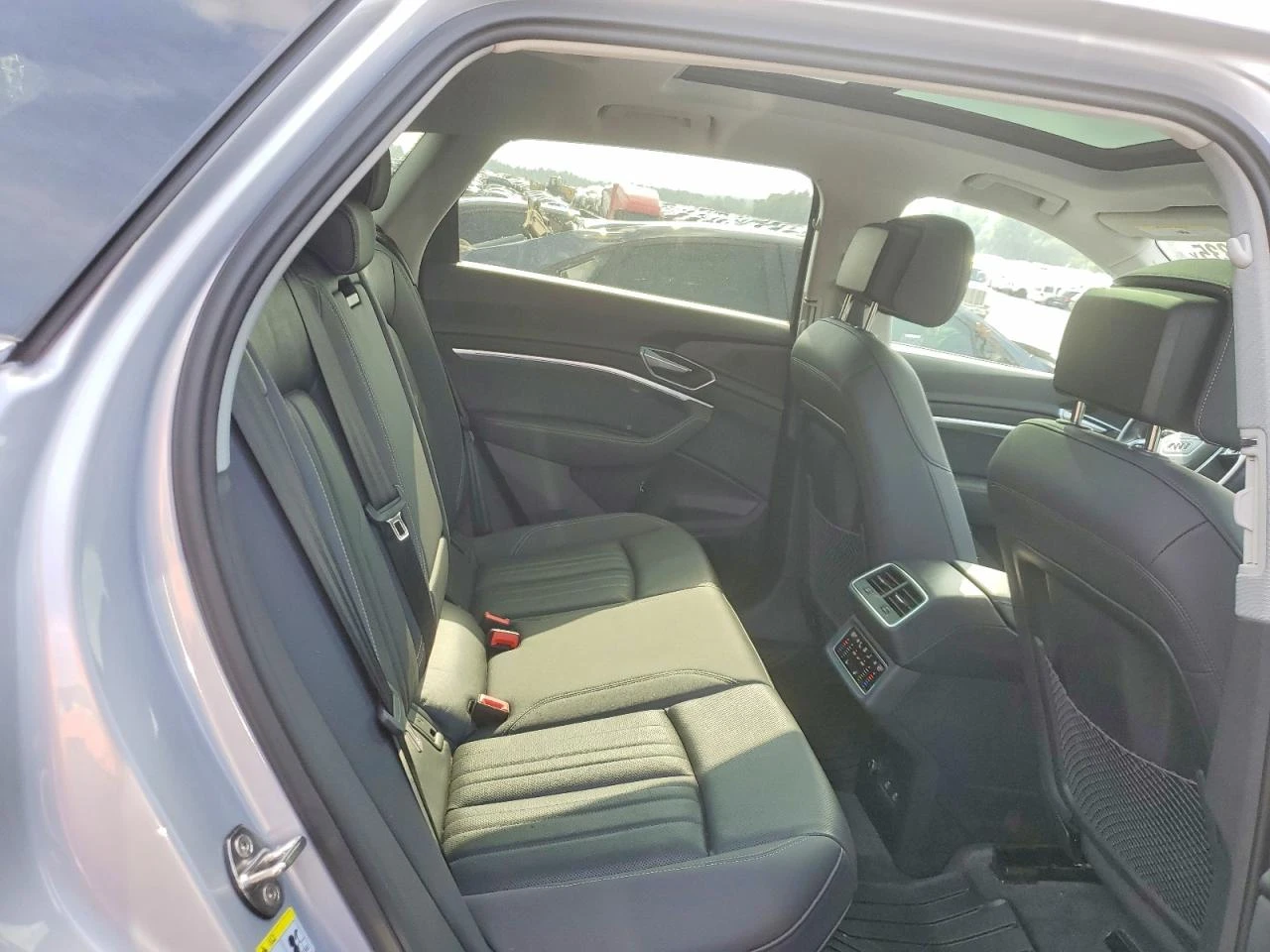 Audi E-Tron Premium Plus, снимка 11 - Автомобили и джипове - 55140042