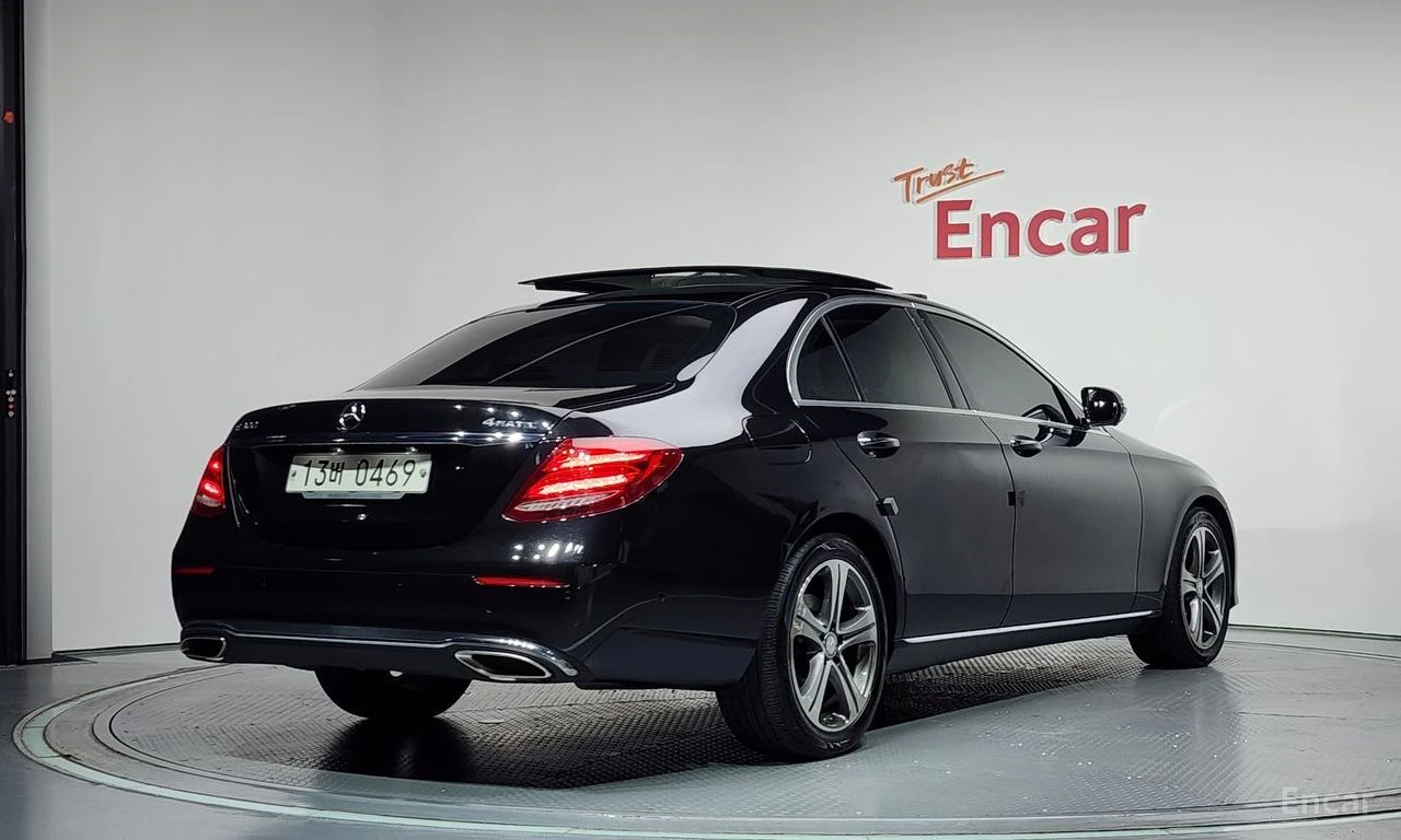 Mercedes-Benz E 300 Avantgarde* ПОДГРЕВ* ОБДУХВАНЕ* 360 CAM* PANORAMA*, снимка 3 - Автомобили и джипове - 55224115