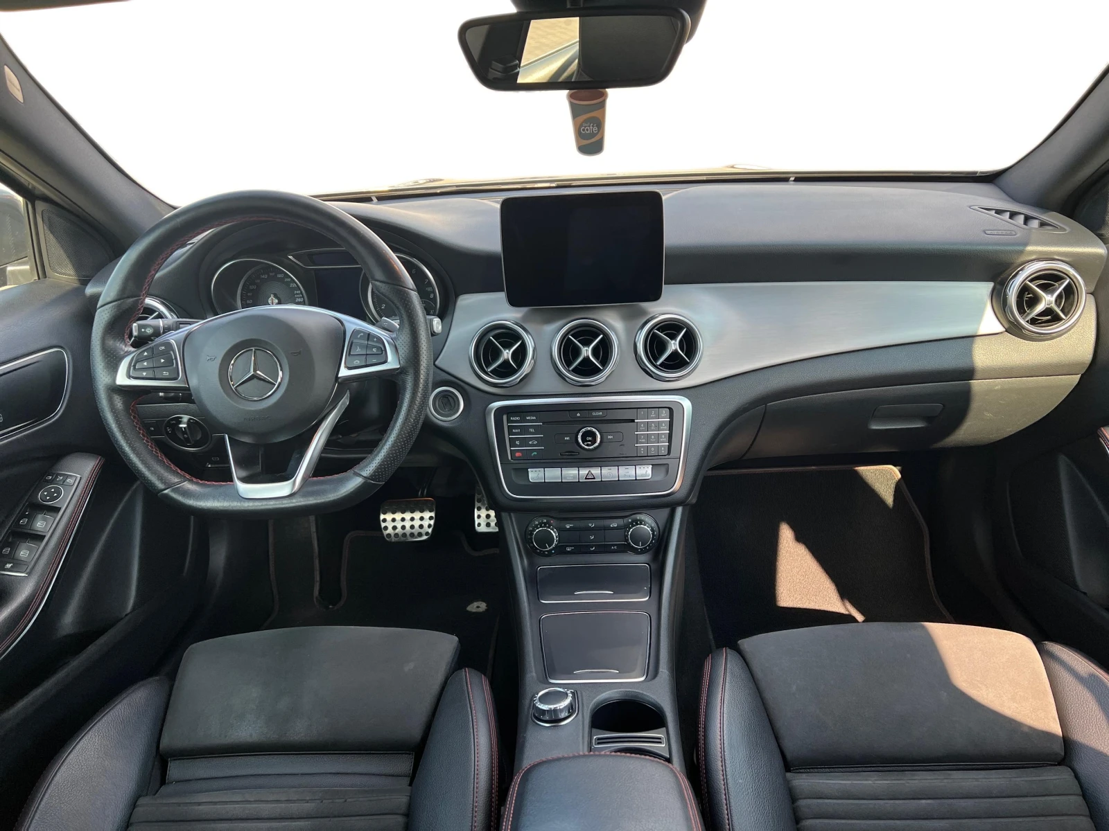Mercedes-Benz GLA 180, снимка 6 - Автомобили и джипове - 55624712