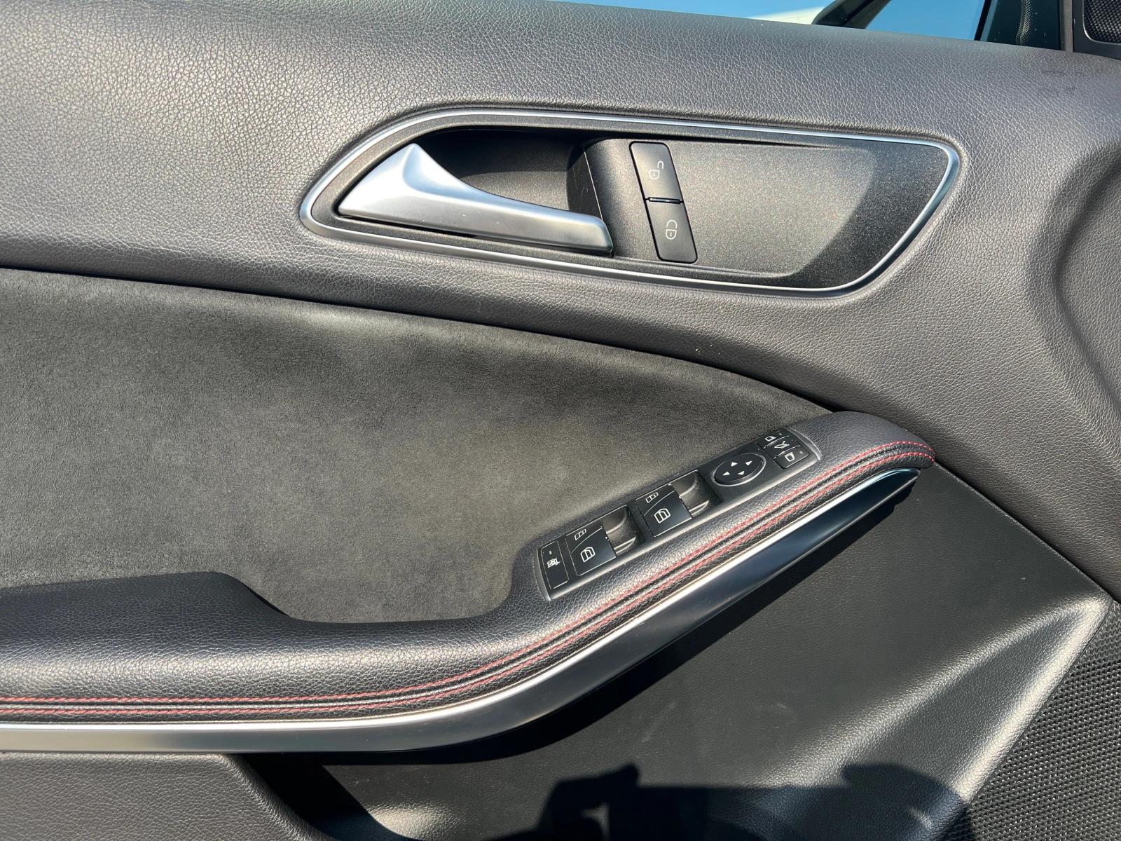 Mercedes-Benz GLA 180, снимка 10 - Автомобили и джипове - 55624712