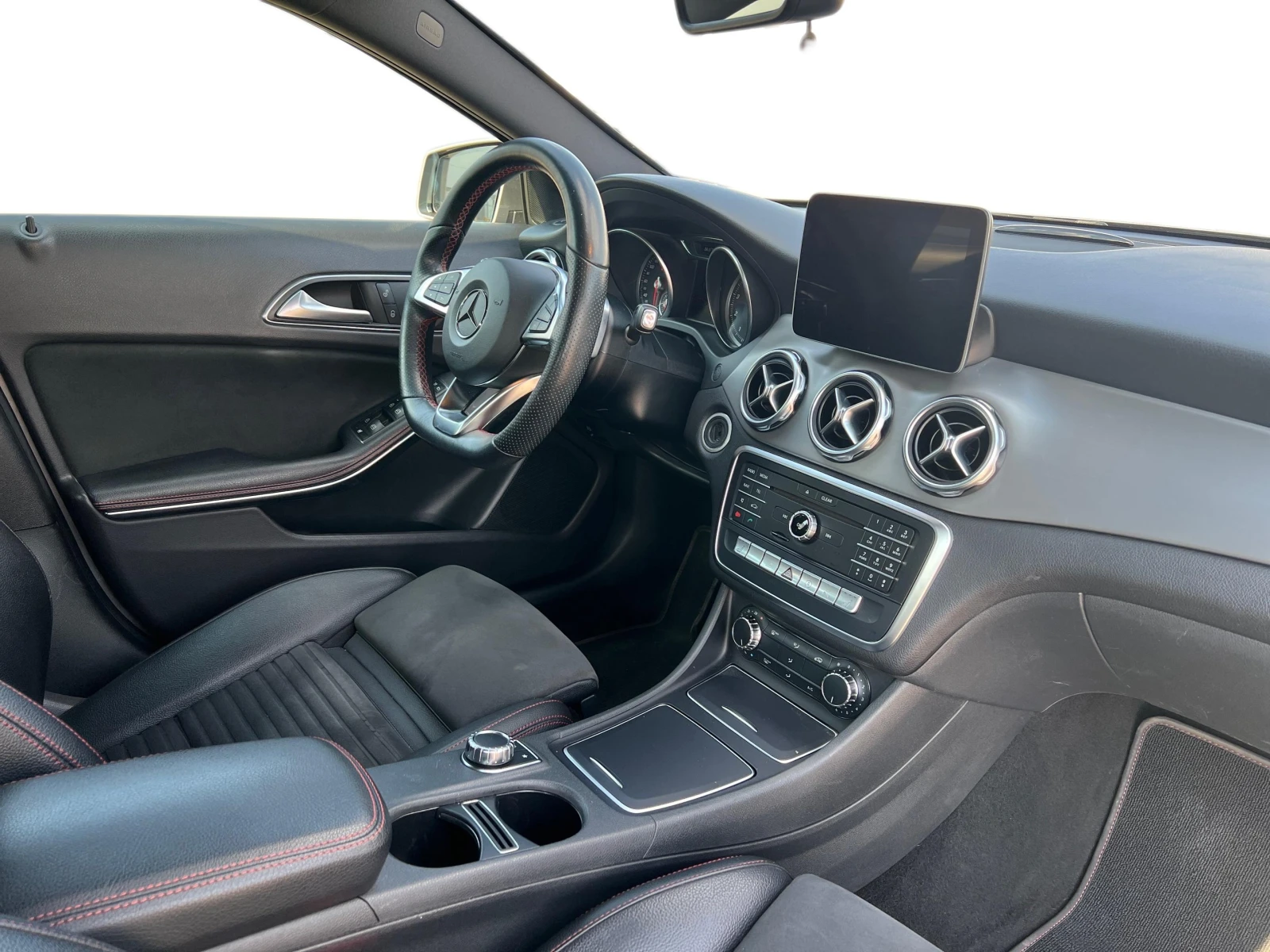 Mercedes-Benz GLA 180, снимка 9 - Автомобили и джипове - 55624712