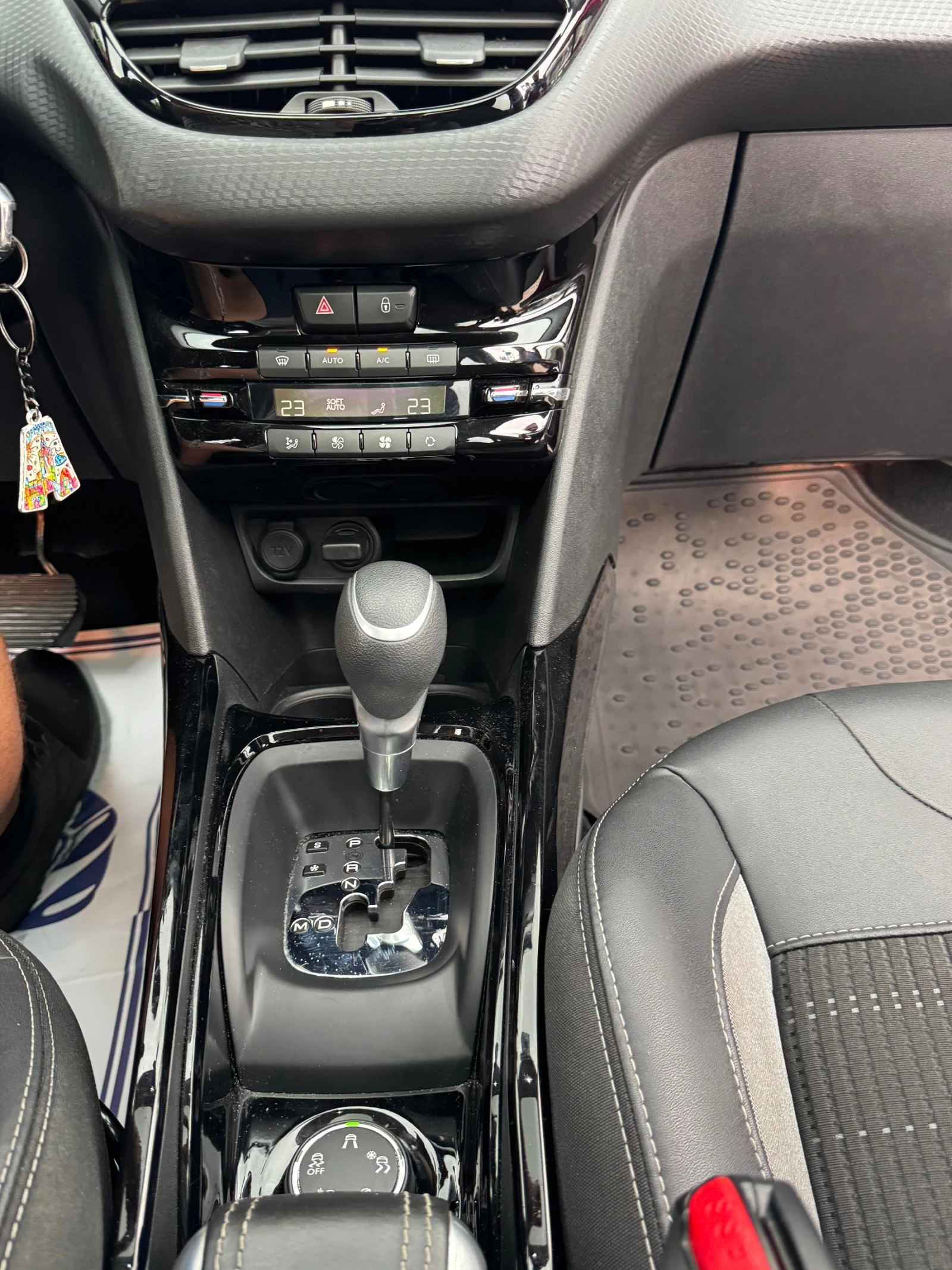 Peugeot 2008 1.2 110, снимка 16 - Автомобили и джипове - 55652058