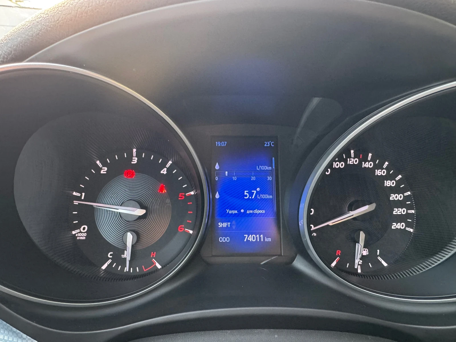 Toyota Avensis 2.0D4D 74хил км, снимка 11 - Автомобили и джипове - 55875974