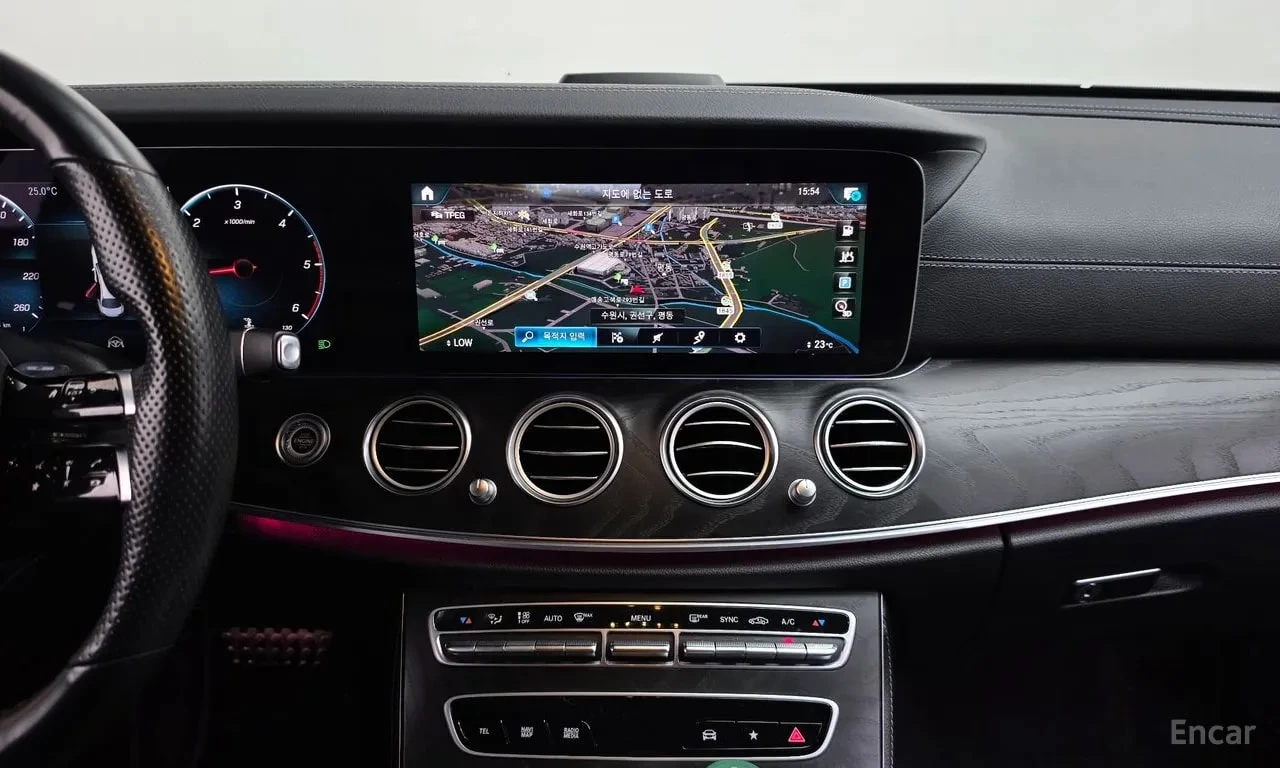 Mercedes-Benz E 220 * 4MATIC AMG Line * ДИСТРОНИК * HUD, снимка 12 - Автомобили и джипове - 55989716