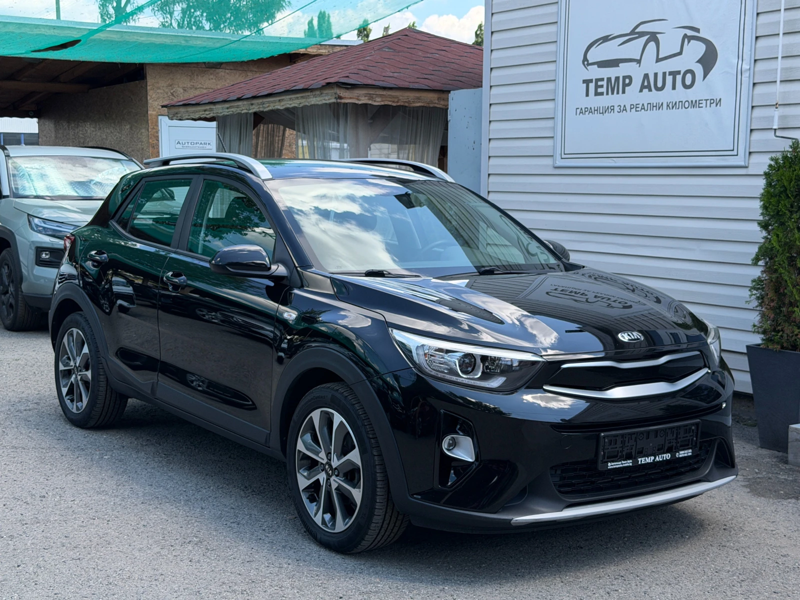 Kia Stonic 1.4i* 100к.с.* С ПЪЛНА СЕРВИЗНА ИСТОРИЯ , снимка 2 - Автомобили и джипове - 55188462
