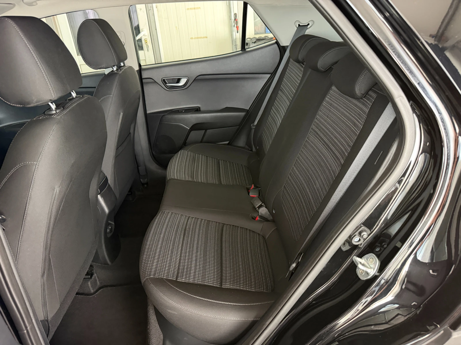 Kia Stonic 1.4i* 100к.с.* С ПЪЛНА СЕРВИЗНА ИСТОРИЯ , снимка 12 - Автомобили и джипове - 55188462