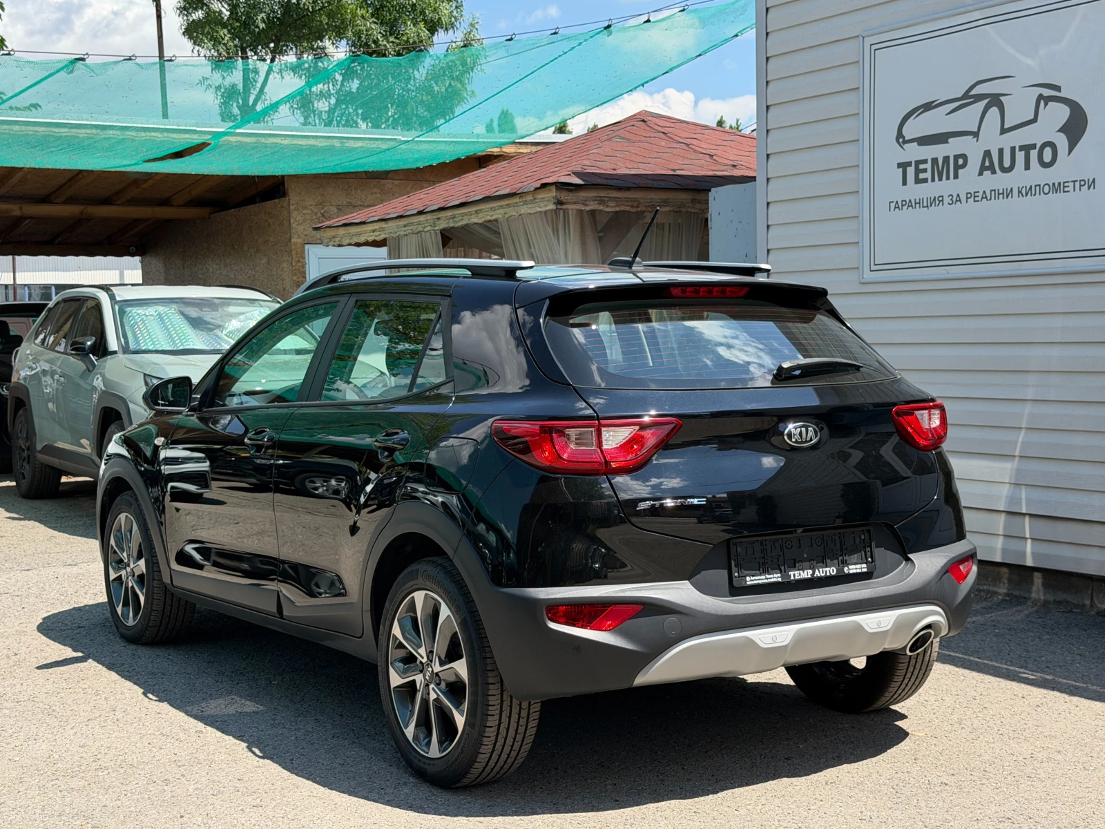 Kia Stonic 1.4i* 100к.с.* С ПЪЛНА СЕРВИЗНА ИСТОРИЯ , снимка 4 - Автомобили и джипове - 55188462