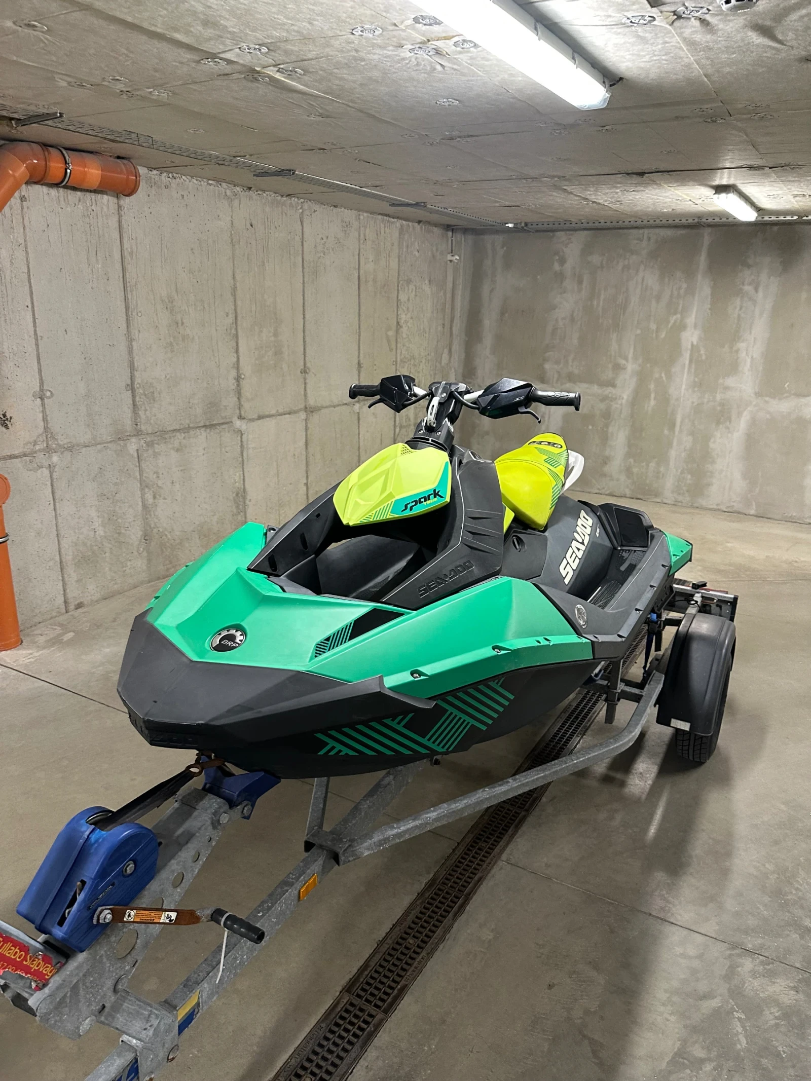 Джет Bombardier Sea Doo Spark Trixx, снимка 3 - Воден транспорт - 53857860