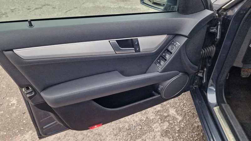 Mercedes-Benz C 180 ПАНОРАМА, подгрев, 6 ск., снимка 12 - Автомобили и джипове - 52744380