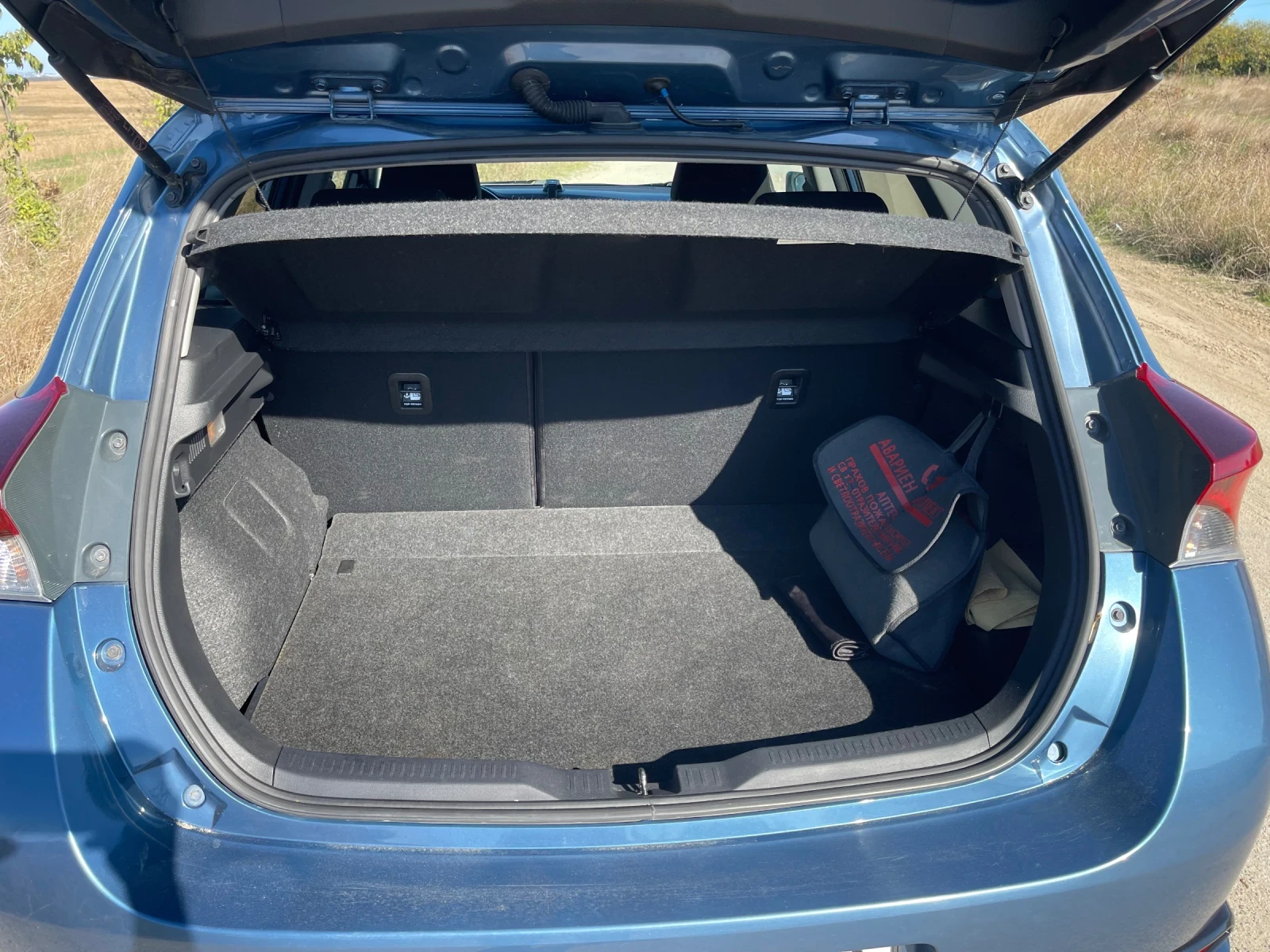 Toyota Auris, снимка 6 - Автомобили и джипове - 56337811