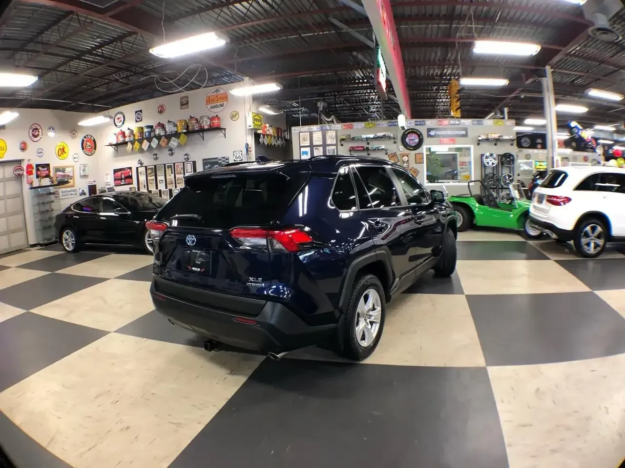 Toyota Rav4 XLE HYBRID AWD PANO CAMERA ACC CARPLAY KEYLESS, снимка 7 - Автомобили и джипове - 54653731
