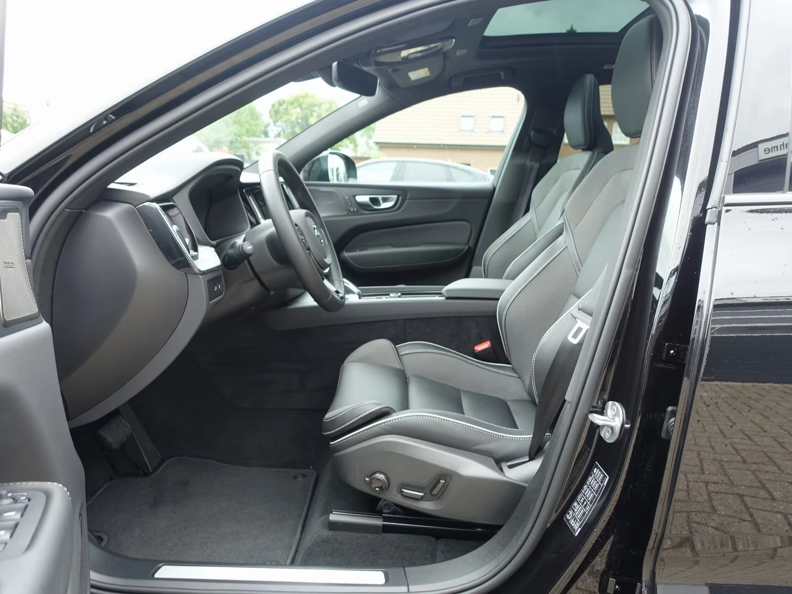 Volvo XC60 NEW 2026 T6 AWD Black Edition Plus, снимка 8 - Автомобили и джипове - 55570351