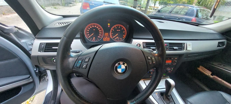 BMW 330 xi, снимка 12 - Автомобили и джипове - 47739444