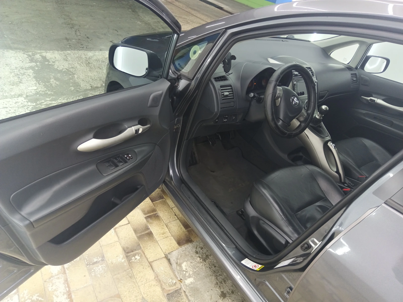 Toyota Auris 2.2 D-CAT 177 hp 6 скорости Навигация, снимка 10 - Автомобили и джипове - 53880927