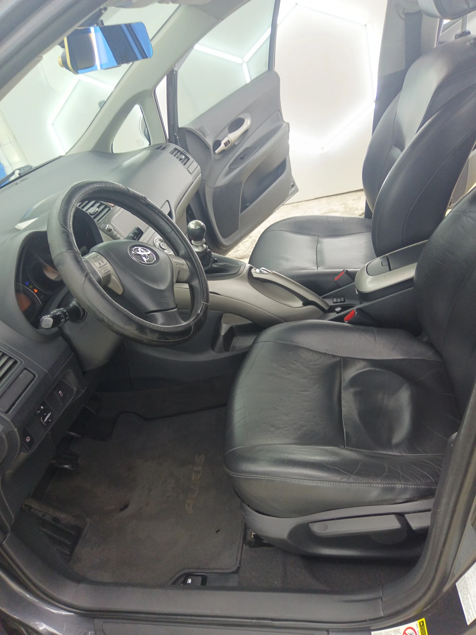 Toyota Auris 2.2 D-CAT 177 hp 6 скорости Навигация, снимка 11 - Автомобили и джипове - 53880927