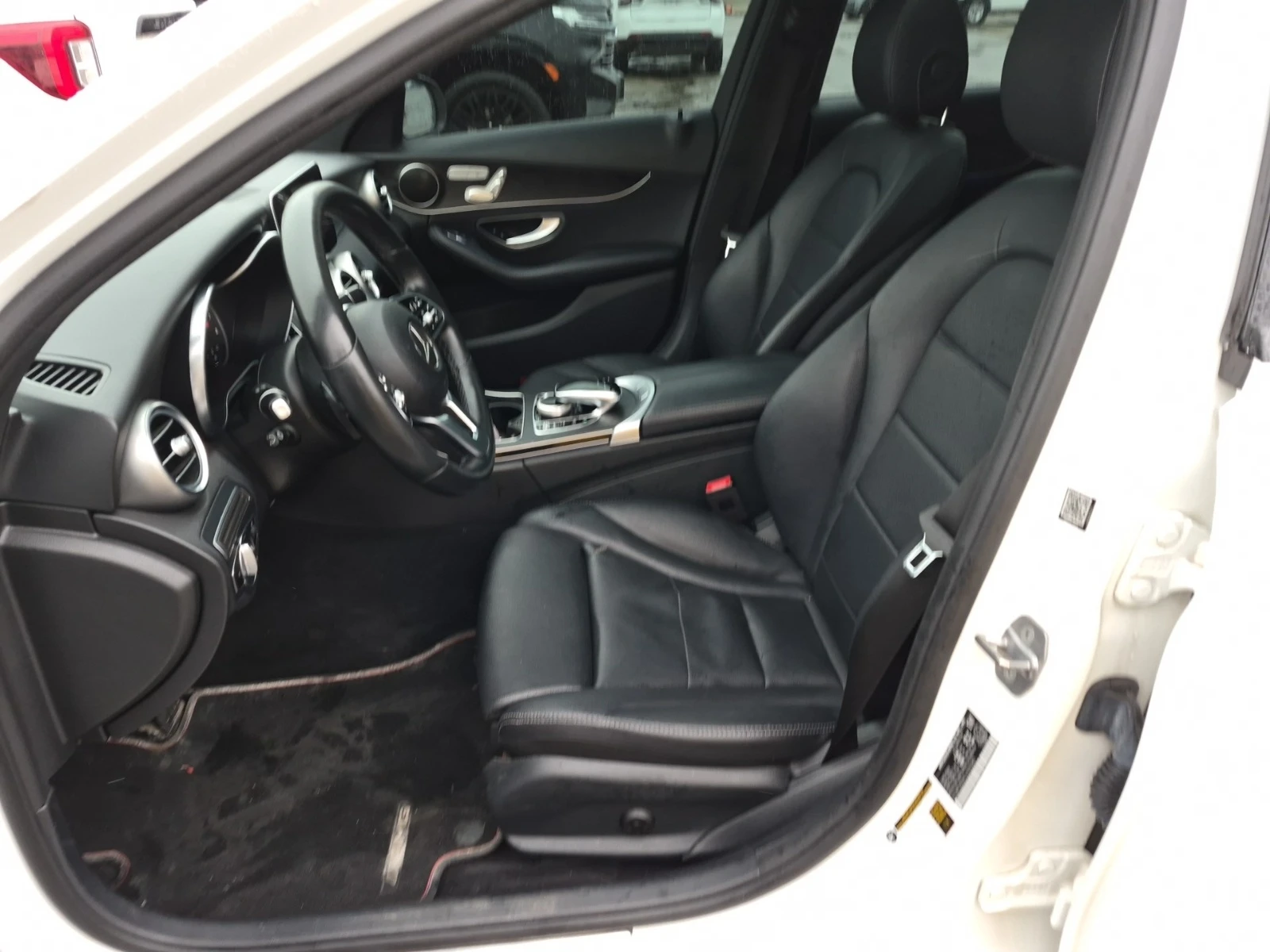 Mercedes-Benz C 300 4MATIC * AMG * СЕРВИЗНА ИСТОРИЯ , снимка 6 - Автомобили и джипове - 54099419