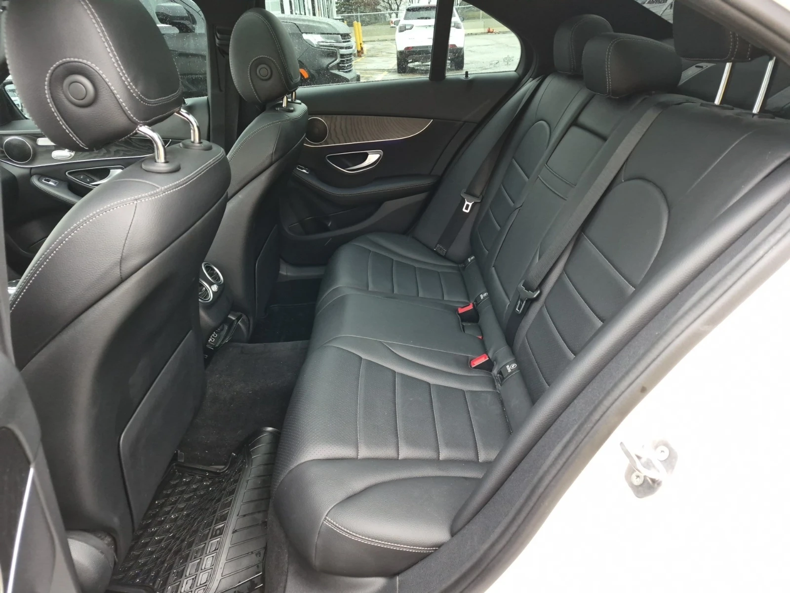 Mercedes-Benz C 300 4MATIC * AMG * СЕРВИЗНА ИСТОРИЯ , снимка 12 - Автомобили и джипове - 54099419