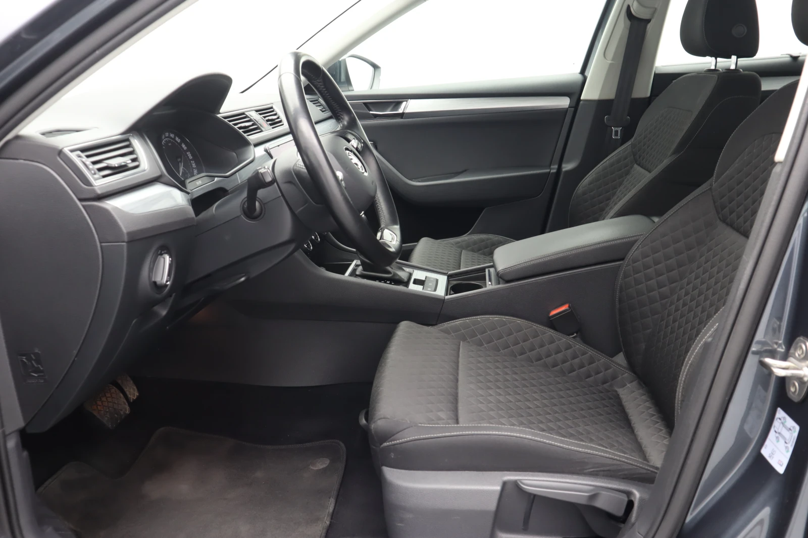 Skoda Superb, снимка 9 - Автомобили и джипове - 54702574