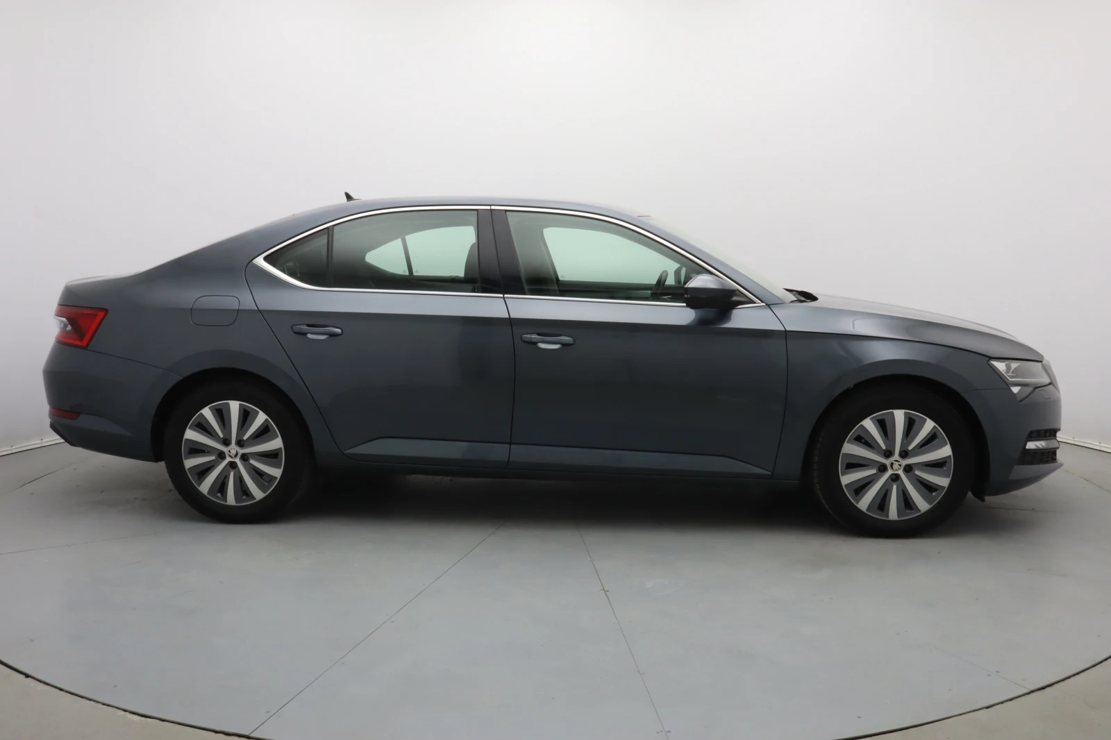 Skoda Superb, снимка 4 - Автомобили и джипове - 54702574