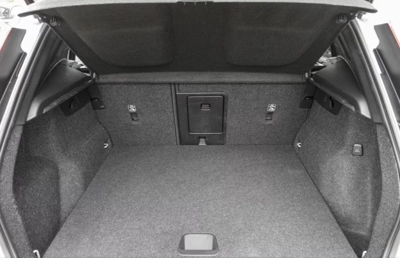 Volvo XC40 T5/R-DESIGN/261HP/AMBI/CARPLAY/DIGITAL/KLESS/645f, снимка 6 - Автомобили и джипове - 51483091