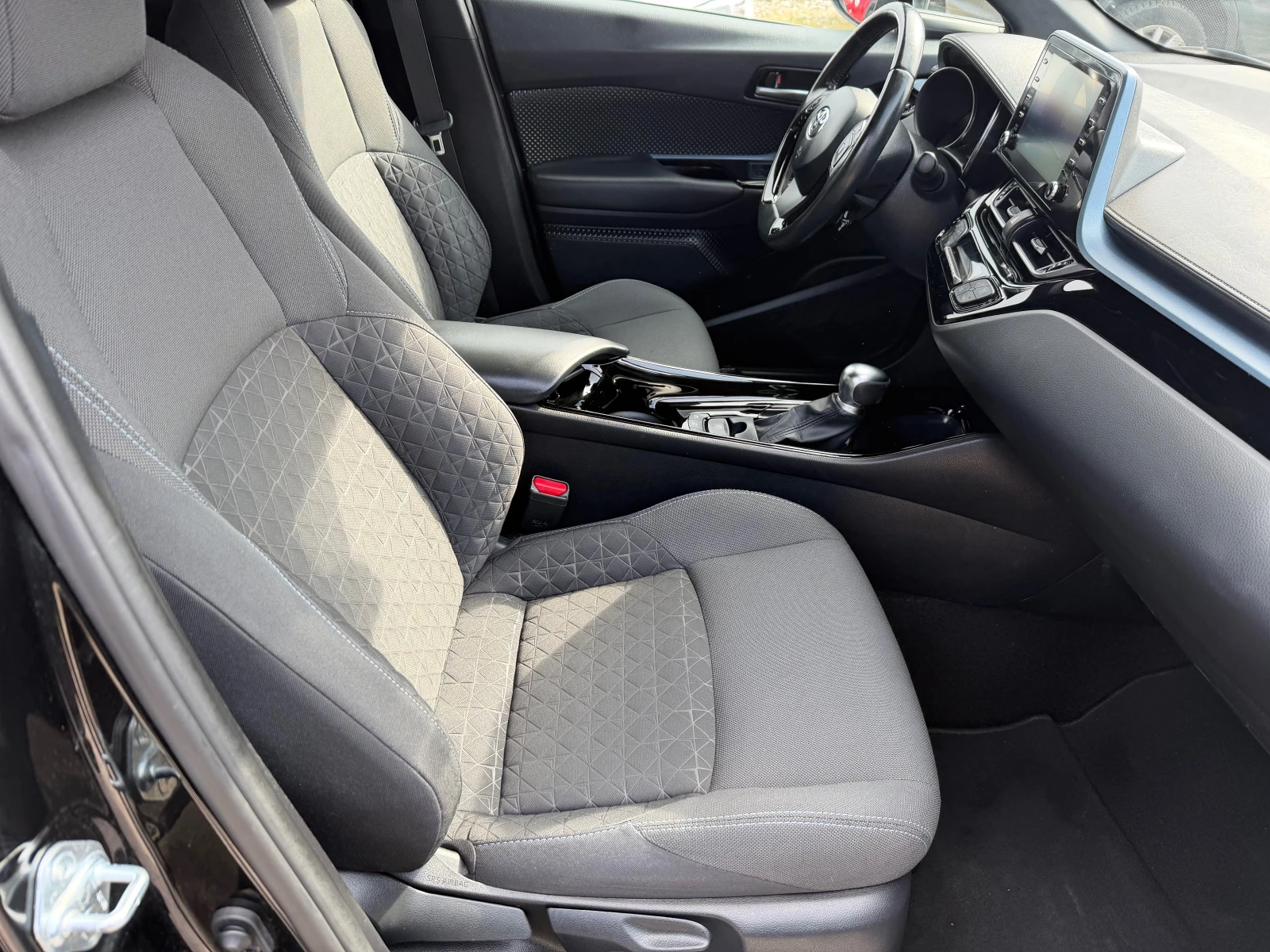 Toyota C-HR 1.8 HYBRID(КАТО НОВА), снимка 12 - Автомобили и джипове - 54136026