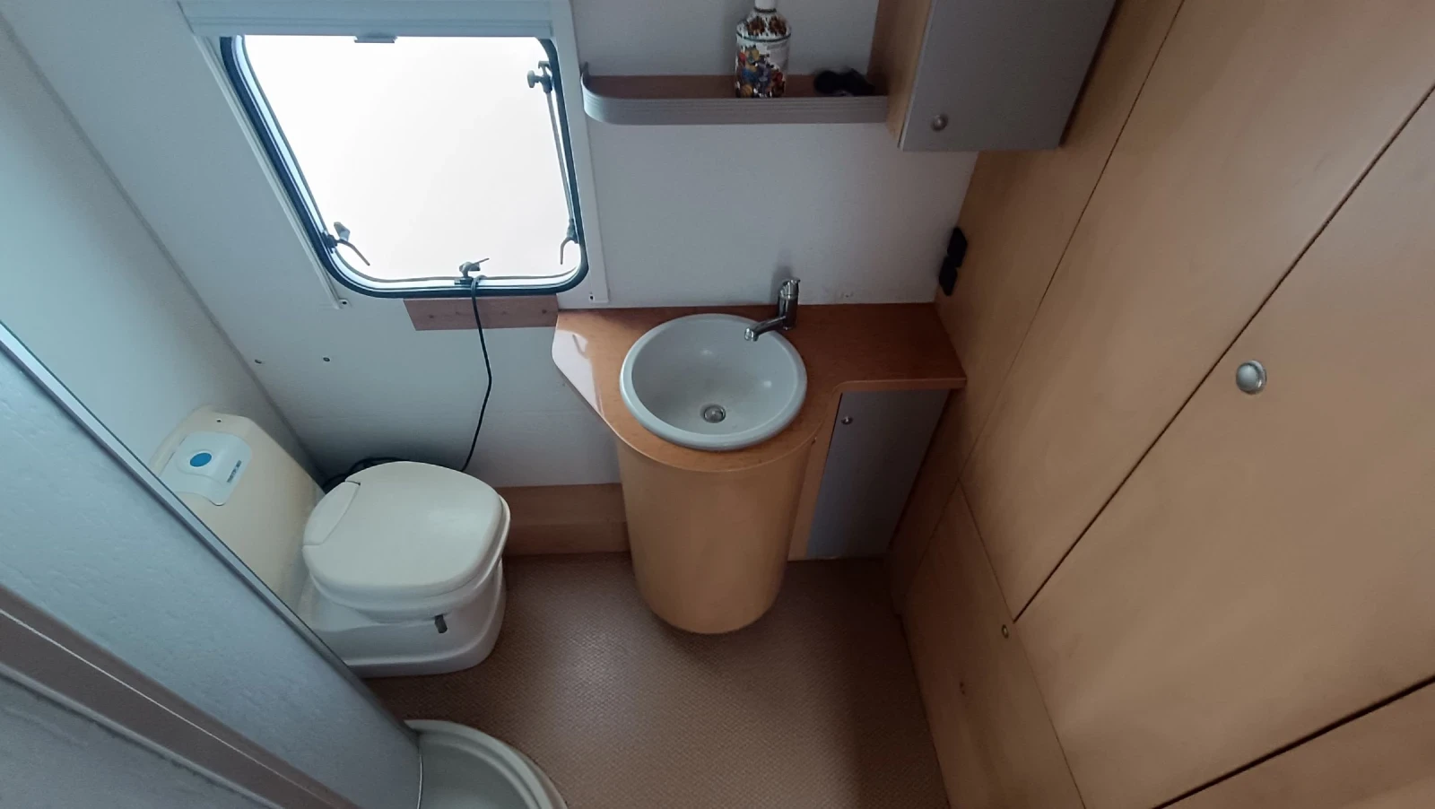 Каравана Burstner Ventana 520 с баня - изображение 8