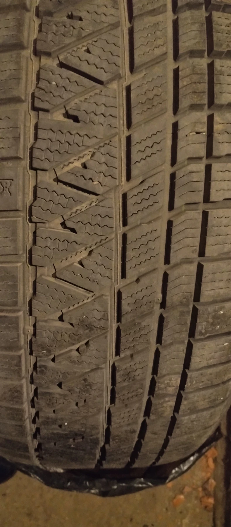 Гуми Зимни 255/50R19, снимка 5 - Гуми и джанти - 54386536