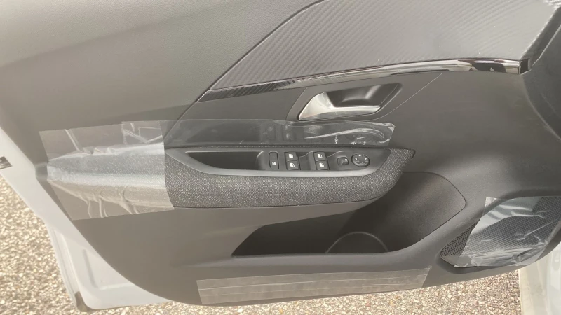 Peugeot 208 1.2I Чисто нов , снимка 7 - Автомобили и джипове - 52931275